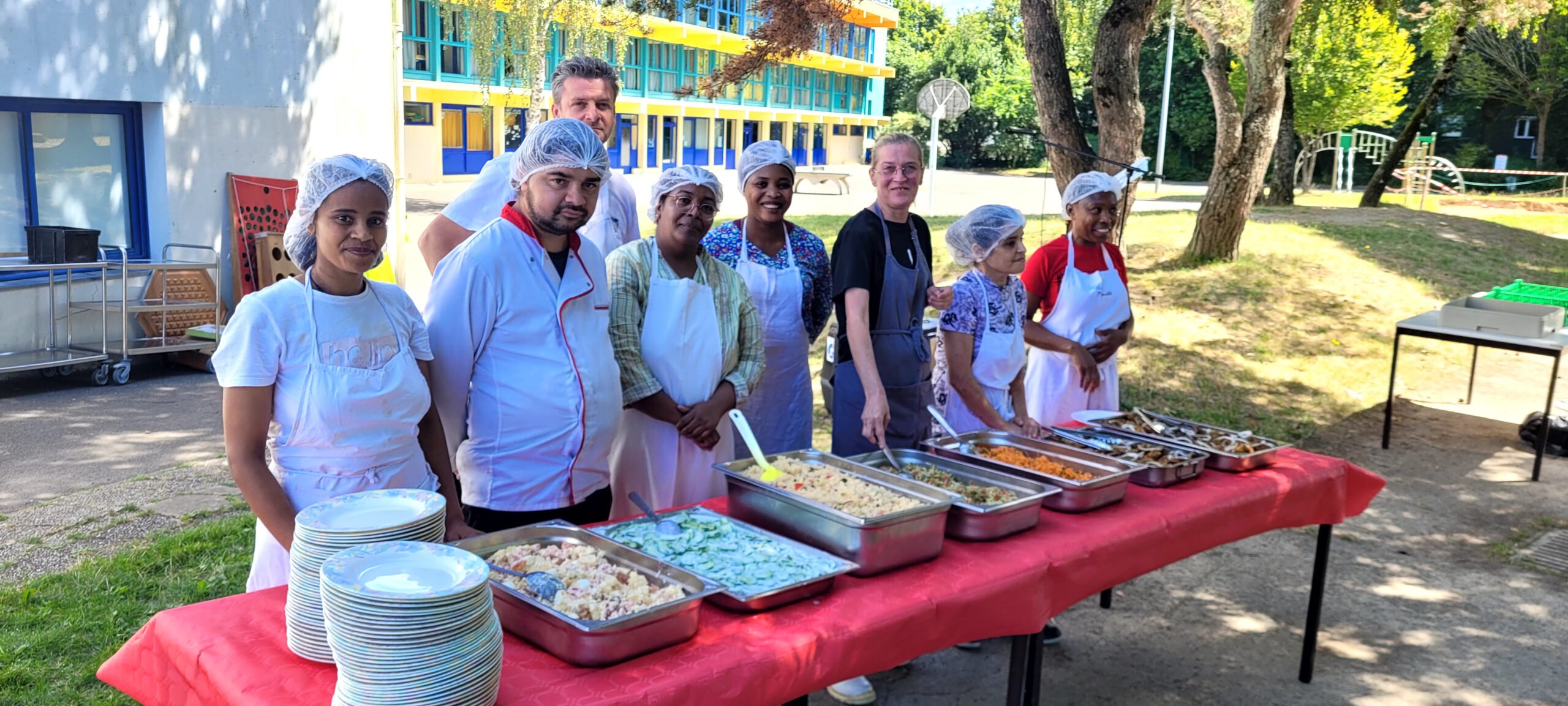 Salariés du service traiteur Idélices prêts à servir le buffet proposé aux personnes inscrites à la Table Ouverte de la maison de quartier Jean Yole.